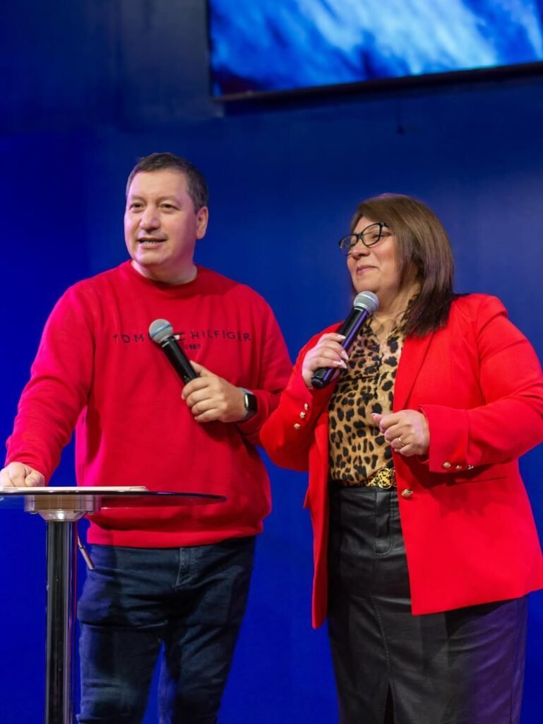 Pastores Víctor Bustos y Lucía Romero