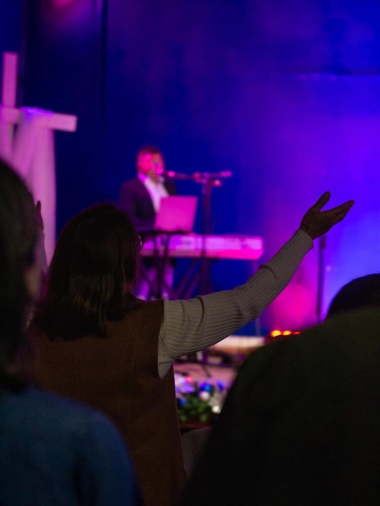 Comunidad alabando a Dios